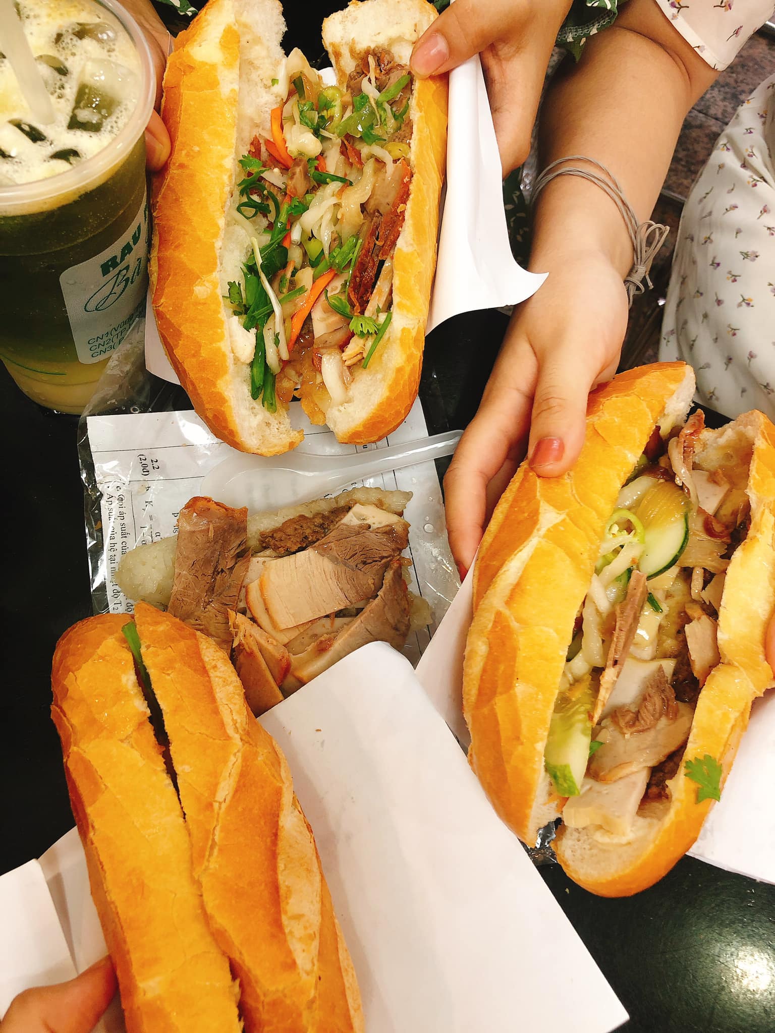 Bánh mì Hà Nội ở Chùa Làng với phần nước sốt thơm ngon