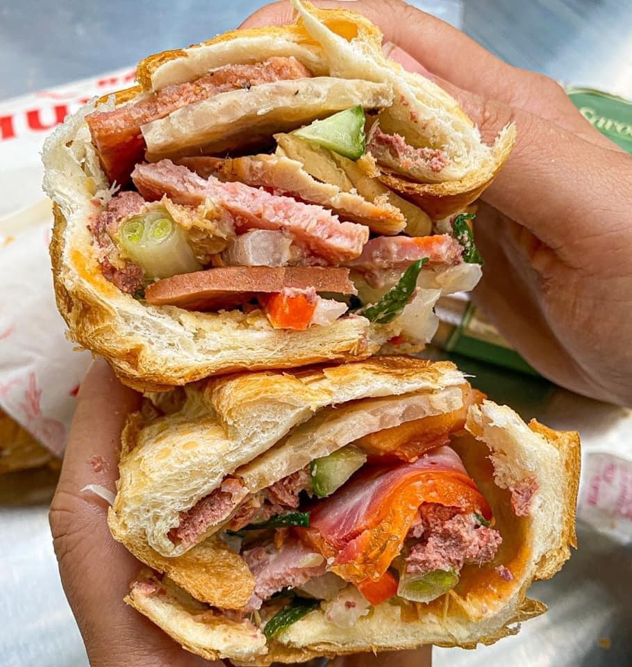 Bánh mì bà Dần là một minh chứng cho hương vị truyền thống của Hà Nội với chiếc bánh mì giòn và nhân đậy