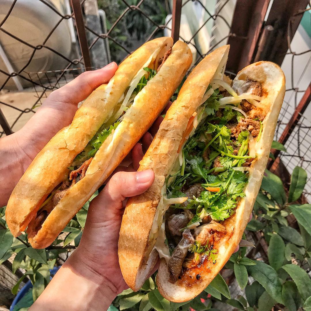 Bánh mì Hà Nội P có nhiều loại nhân để bạn lựa chọn, trong đó đặc biệt nhất là bánh mì gà