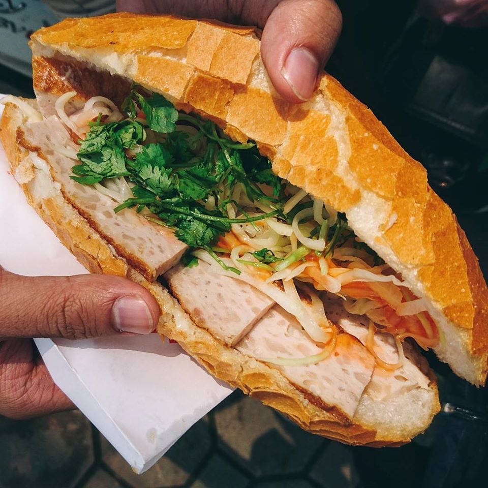 Bánh mì Lê Đại Hành với chả nóng hổi, thơm ngon