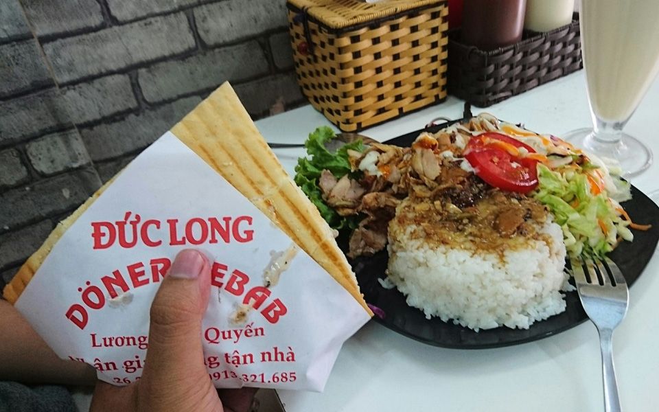 Bánh mì thịt nướng Đức Long với nước sốt kem tỏi độc đáo, kết hợp cùng thịt gà thơm ngon