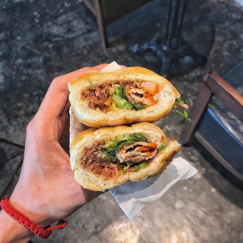 Bánh mì Hà Nội dân tổ hấp dẫn thực khách bởi lớp nhân đặc biệt và chỉ phục vụ vào khung giờ 3 - 8h sáng