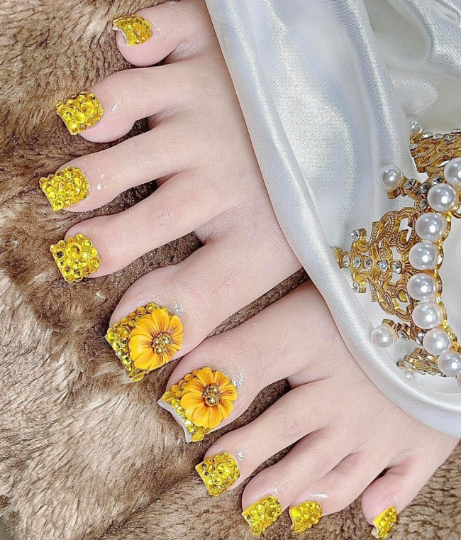 Nail chân màu vàng, đính đá, vẽ hoa | Móng chân, Móng tay, Thiết kế móng  chân