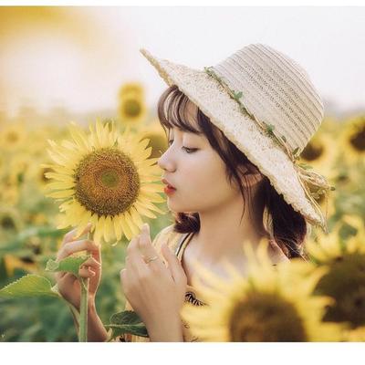 Tạo ấn tượng mạnh mẽ với cách tạo dáng độc đáo bên hoa hướng dương