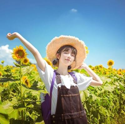 Tạo ấn tượng mạnh mẽ với cách tạo dáng độc đáo bên hoa hướng dương