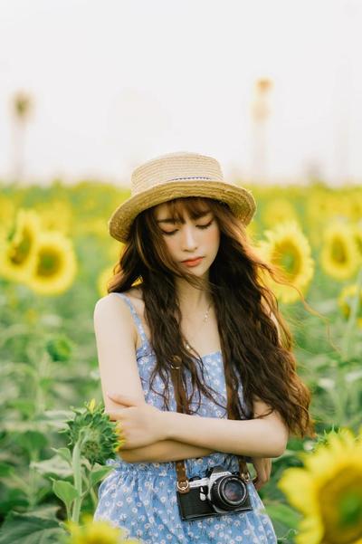 Tạo ấn tượng mạnh mẽ với cách tạo dáng độc đáo bên hoa hướng dương