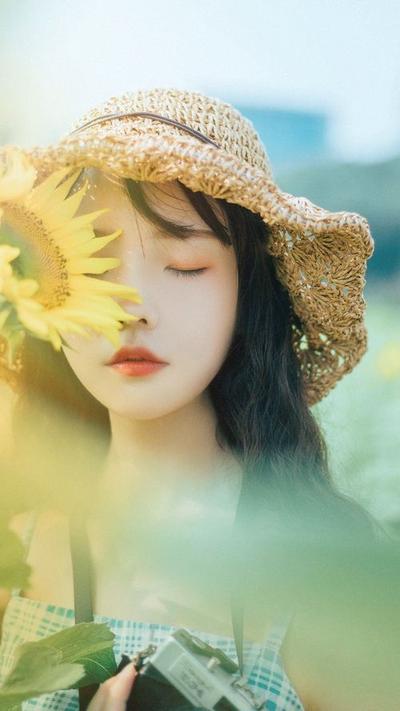 Tạo ấn tượng mạnh mẽ với cách tạo dáng độc đáo bên hoa hướng dương