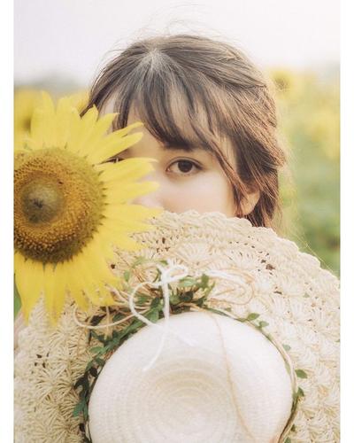 Tạo ấn tượng mạnh mẽ với cách tạo dáng độc đáo bên hoa hướng dương