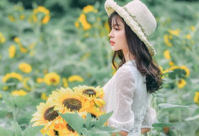 Tạo ấn tượng mạnh mẽ với cách tạo dáng độc đáo bên hoa hướng dương