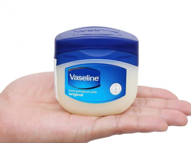 Có nên áp dụng vaseline cho lông mày xăm? Điều này có thực sự hiệu quả không?