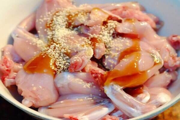 Hướng dẫn làm ếch xào măng đơn giản