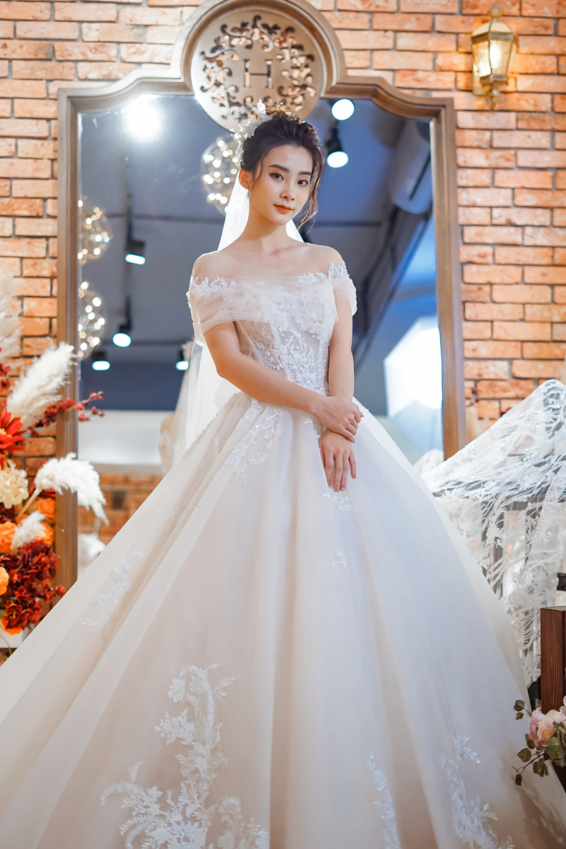 10 mẫu váy cưới trơn hiện đại mà sang trọng cho cô dâu — CALLA BRIDAL