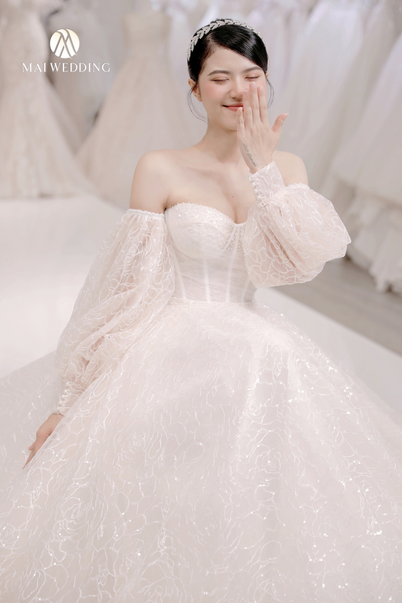 Bóc giá set trang sức và thông tin váy cưới của Thanh Hằng trong hôn lễ