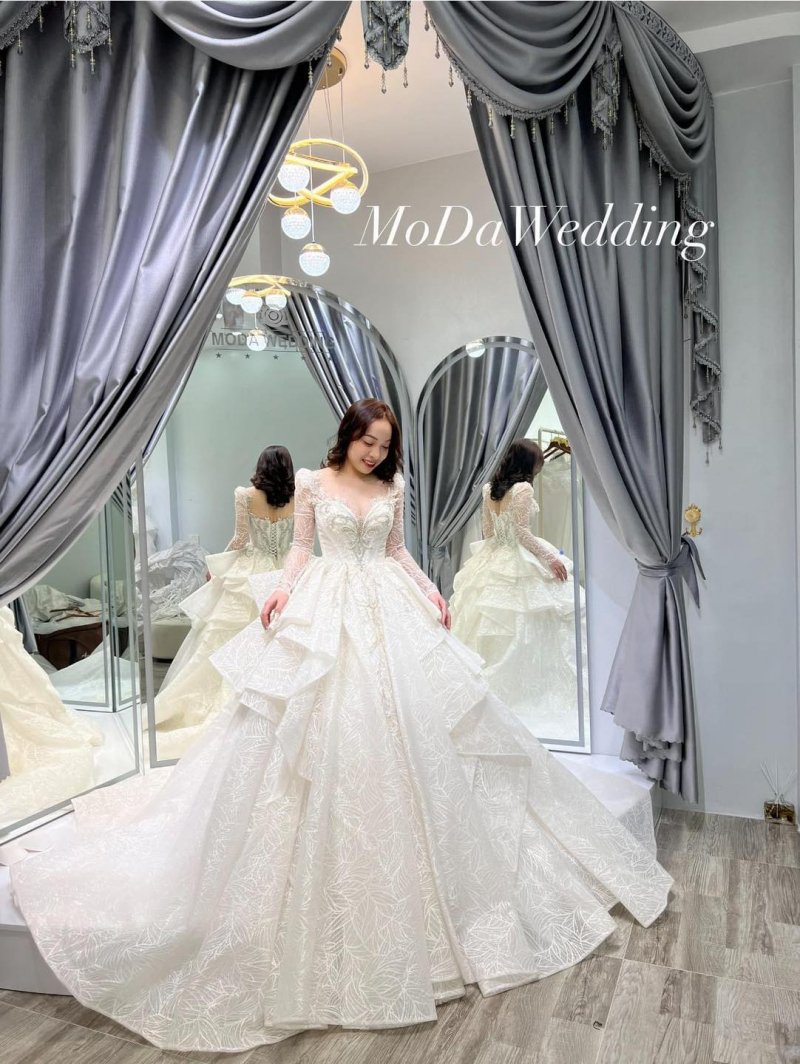Lại thêm các mẫu váy cưới theo năm sinh mà Đường đã chọn cho các dâu đ... |  TikTok