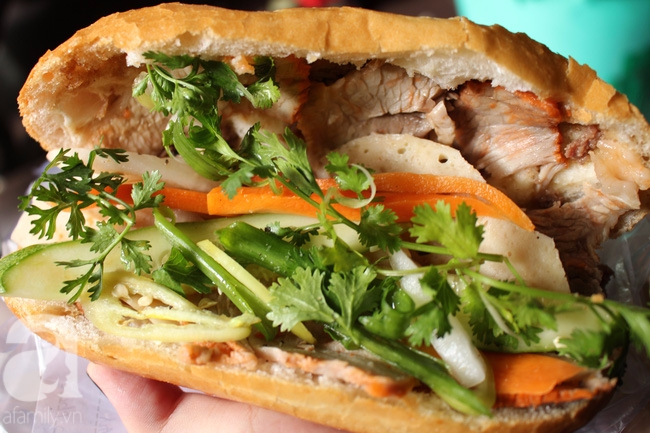 Bánh mì thịt nướng tại Chợ Tân Sơn Nhất