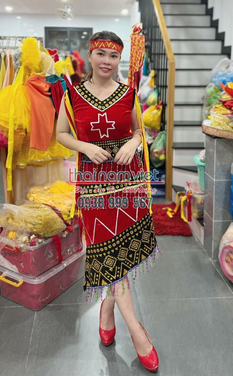 Bùi Quỳnh Hoa khoe sắc trong trang phục dân tộc tại Hoa hậu Hoàn vũ 2023