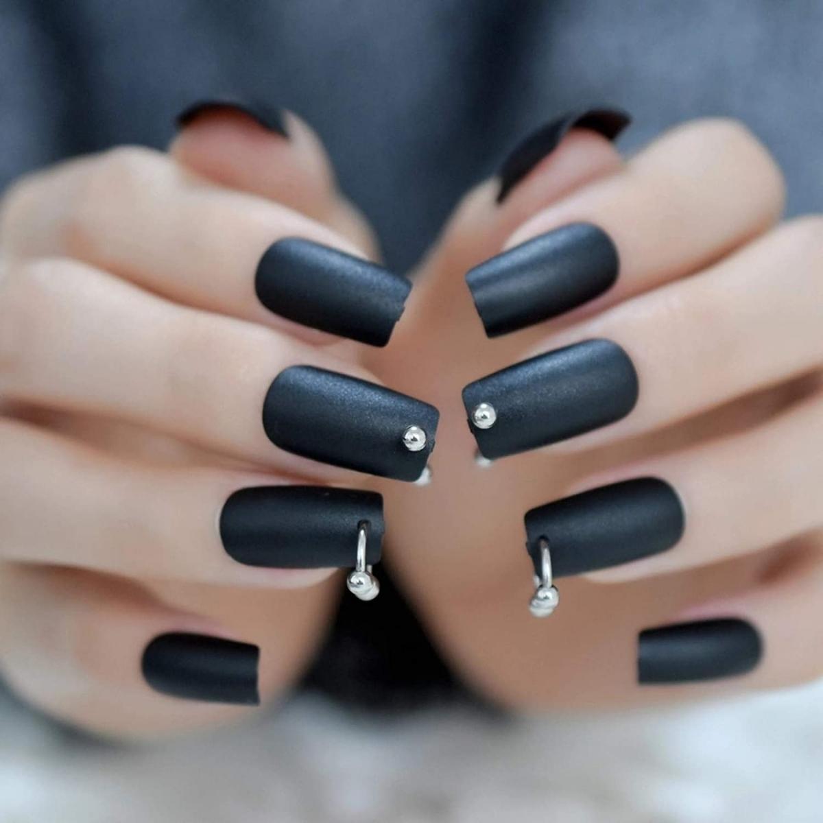 Những mẫu nail đen ĐỘC LẠ và ấn tượng cho cô nàng cá tính