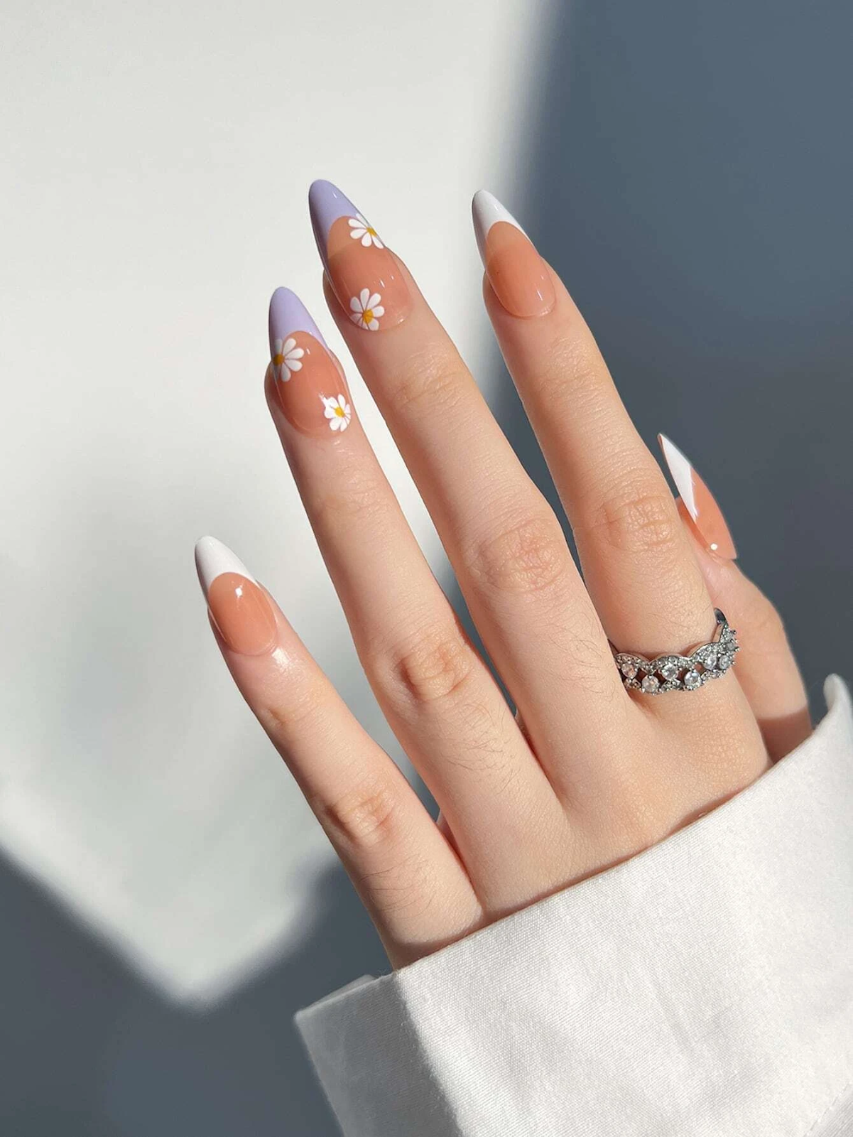 Nail đầu móng trắng kết hợp sơn gel hồng và hoạ tiết chấm bi, tạo vẻ sang chảnh và ấn tượng