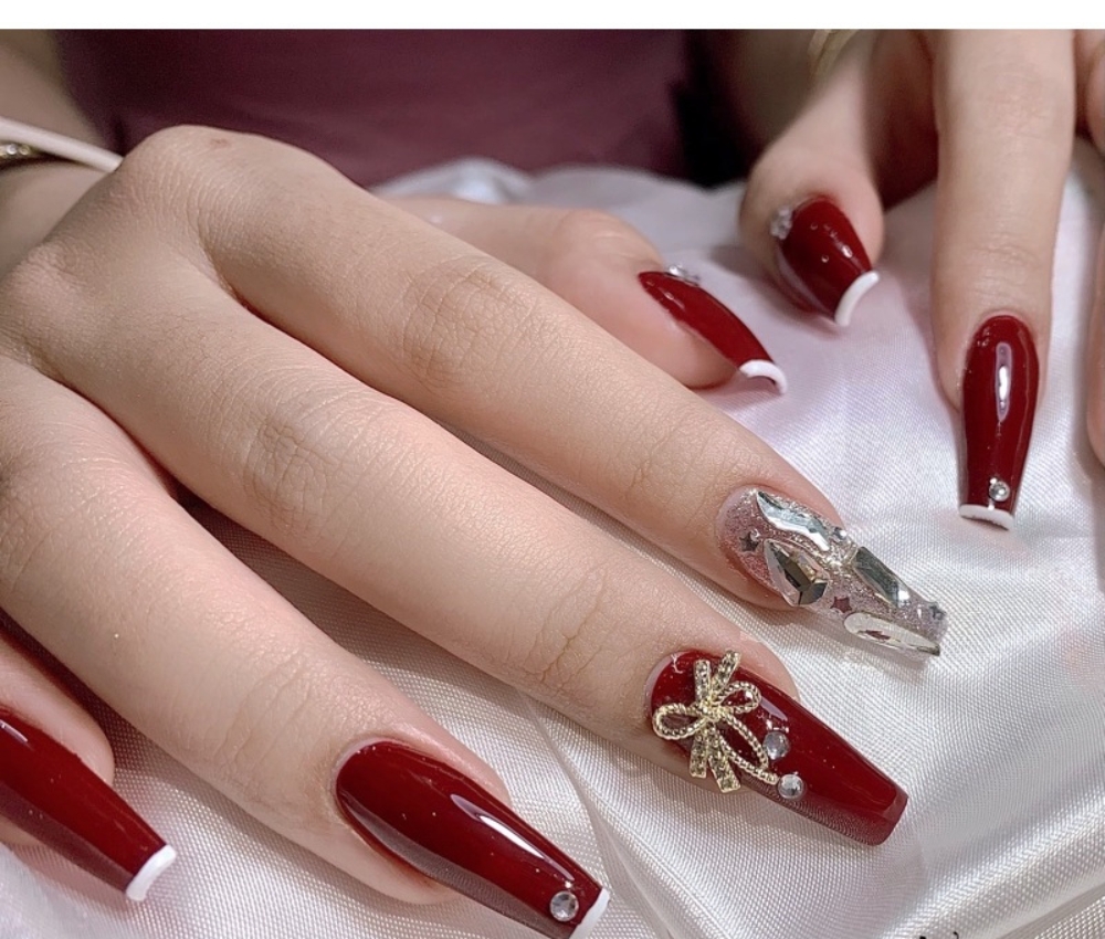 50+ mẫu móng tay đính đá đẹp màu đỏ đủ phong cách cho nàng nổi bật