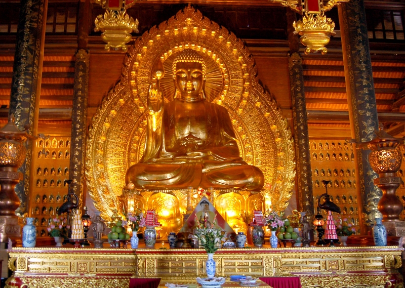 KHUNG CẢNH THIÊN NHIÊN HÙNG VĨ BAO QUANH CHÙA BÁI ĐÍNH