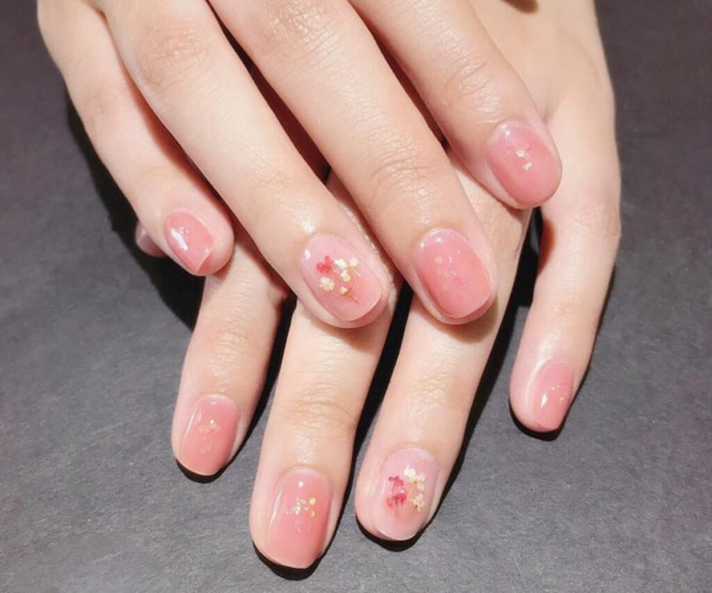 Điểm danh những mẫu nail màu hồng siêu hot, nàng nên rủ rê hội bạn triển  ngay mùa Tết này
