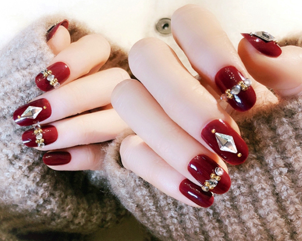 Những mẫu nail màu mận đỏ đẹp hot trend 2024 | All Things Beauty