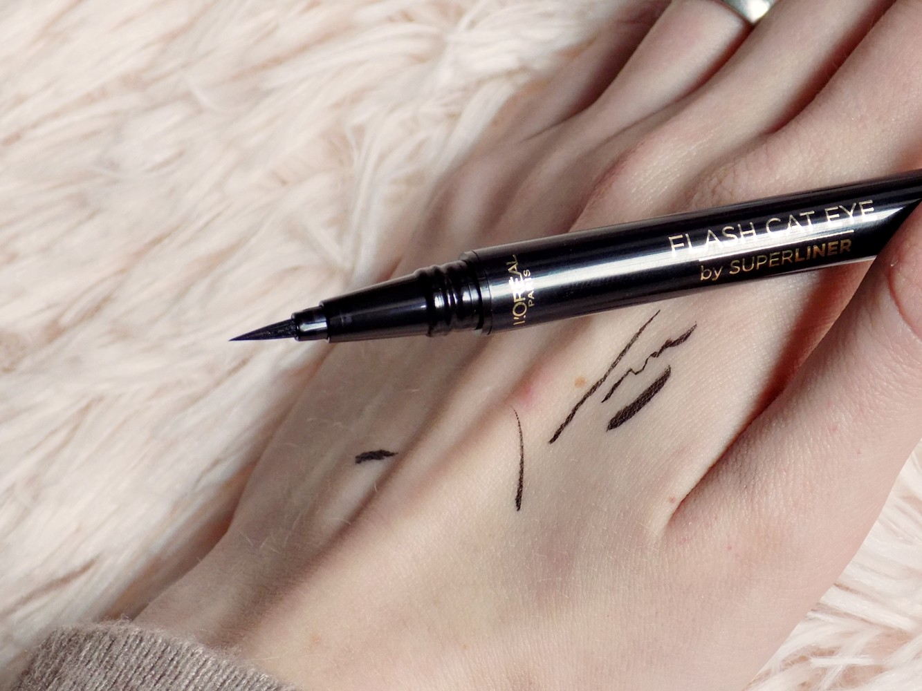 Đánh giá 10 loại eyeliner lâu trôi, dễ sử dụng cho người mới bắt đầu