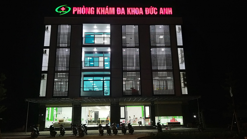 BÁC SĨ ĐANG KHÁM BỆNH CHO NGƯỜI DÂN TẠI PHÒNG KHÁM ĐA KHOA