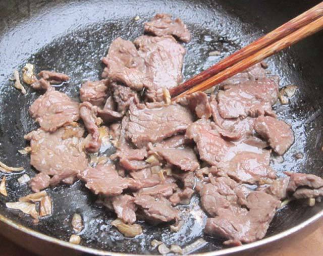 Cách nấu món thịt bò xào tỏi thơm ngon - Mytour