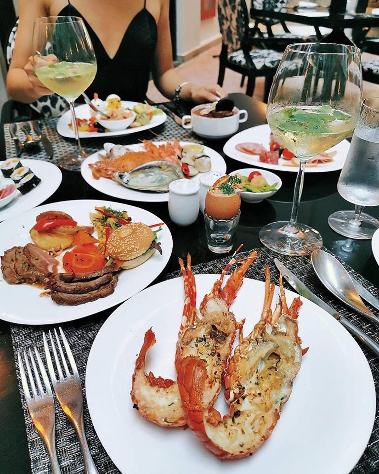 KHÔNG GIAN SANG TRỌNG CỦA BUFFET HẢI SẢN VỊNH HẢI TẠI HỒ TÂY HÀ NỘI