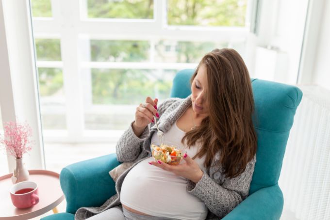 Bầu có nên ăn chôm chôm không? Có lợi ích hay ảnh hưởng đến thai nhi
