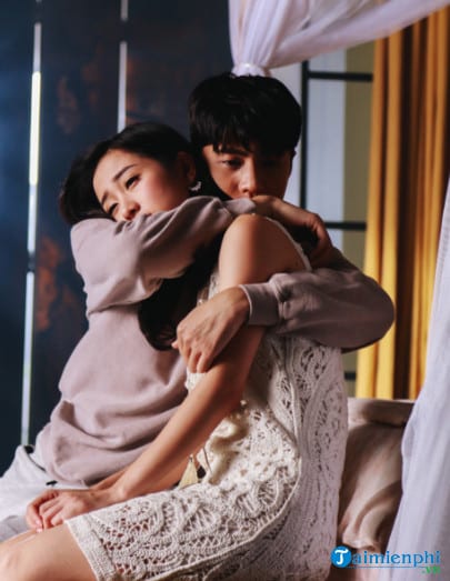 Lời bài hát nhẹ nhàng, chạm đến trái tim anh một cách dịu dàng.