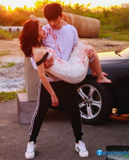 Lời bài hát nhẹ nhàng, chạm đến trái tim anh một cách dịu dàng.