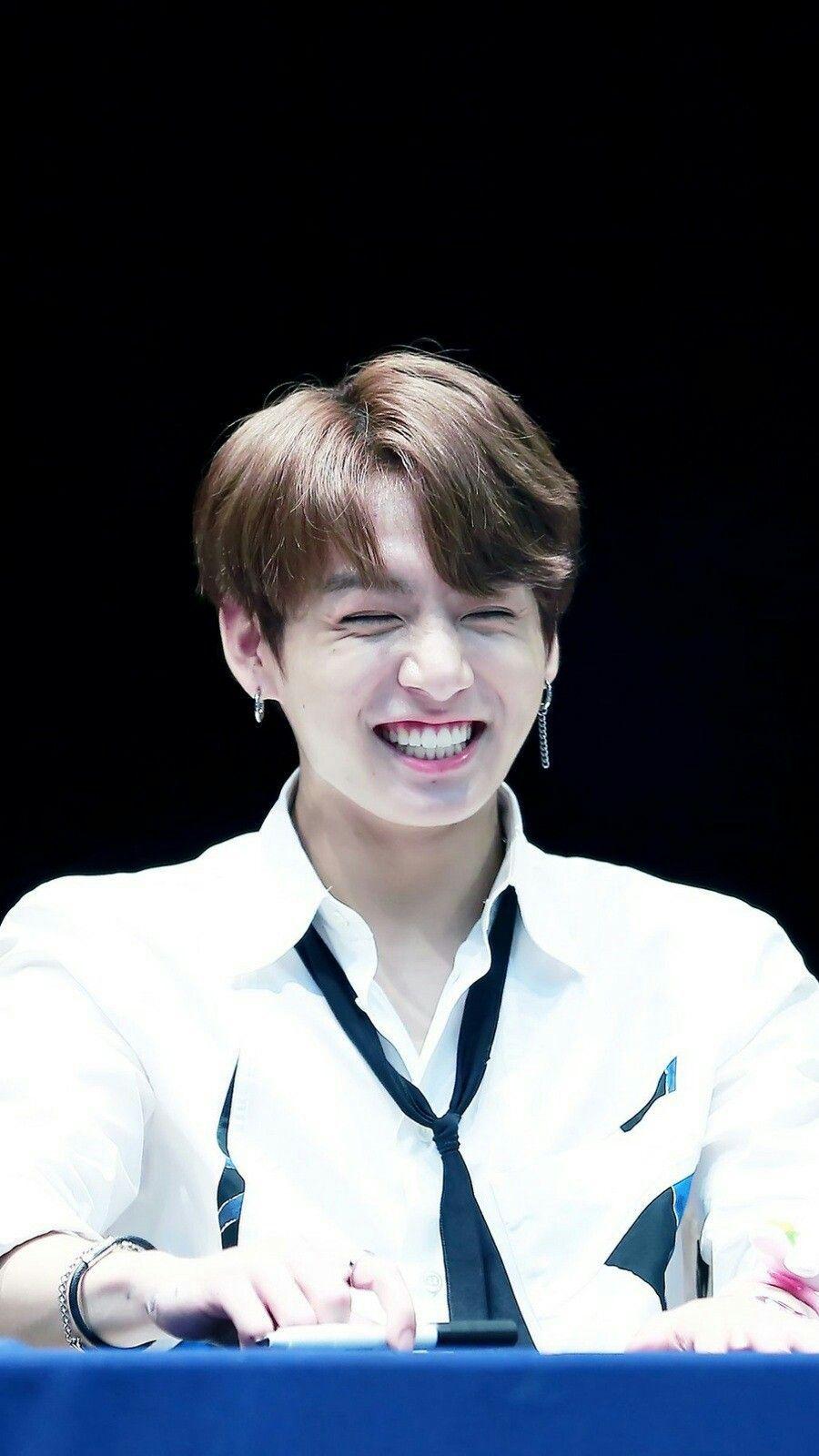 Khám phá vẻ đẹp cuốn hút trong nụ cười của Jungkook