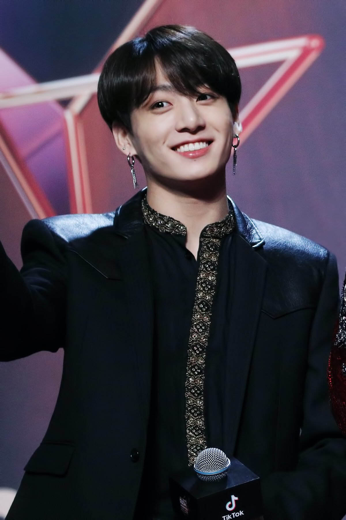 Khám phá vẻ đẹp cuốn hút trong nụ cười của Jungkook