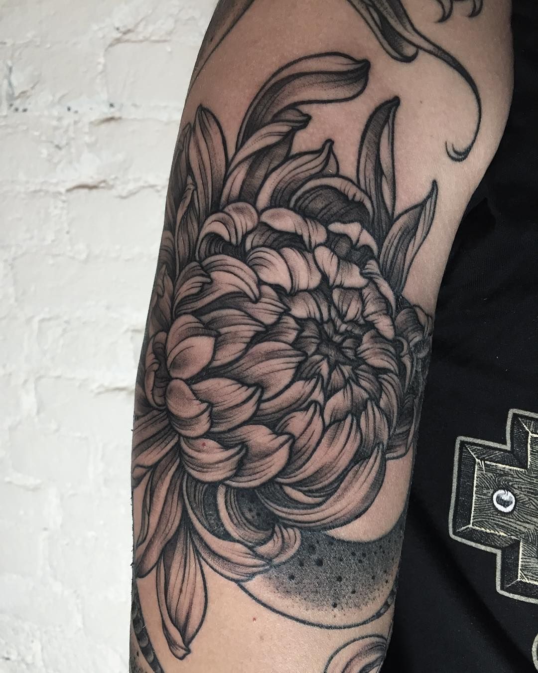 Hình xăm Hoa Cúc (0181) tại ĐỖ NHÂN TATTOO | Cool chest tattoos, Half  sleeve tattoo, Tattoos for guys
