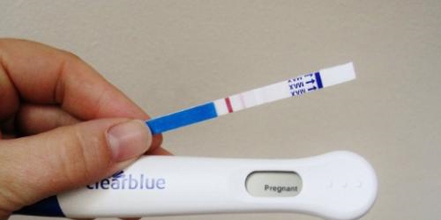 Ảnh đẹp của que thử thai 2 vạch khi tự chụp