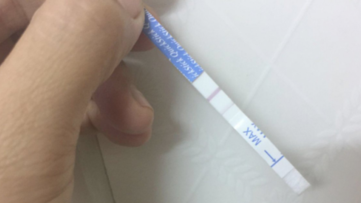 Ảnh đẹp của que thử thai 2 vạch khi tự chụp