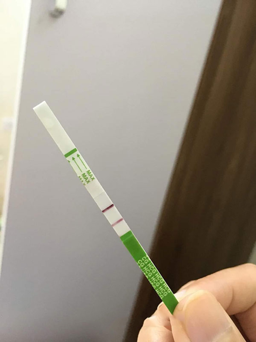 Ảnh đẹp của que thử thai 2 vạch khi tự chụp