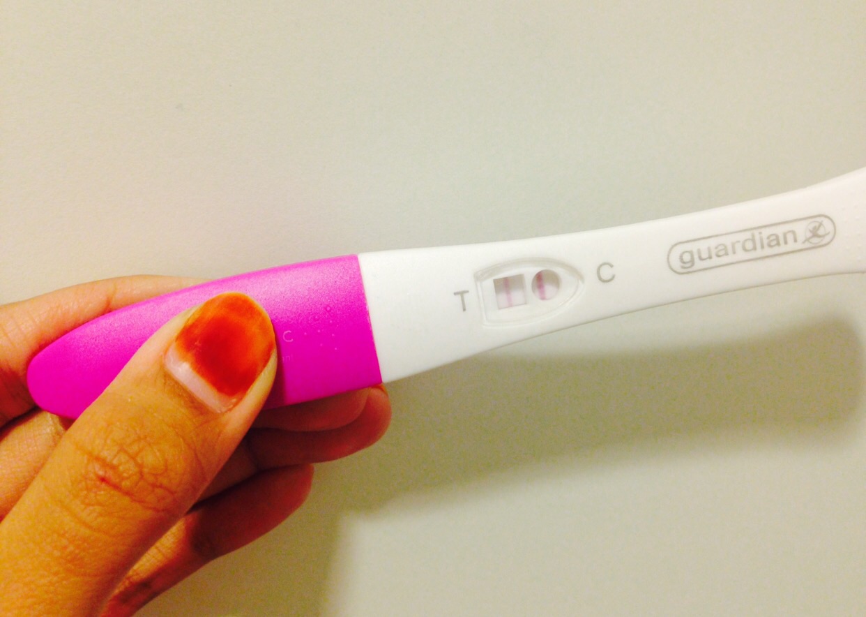 Ảnh đẹp của que thử thai 2 vạch khi tự chụp