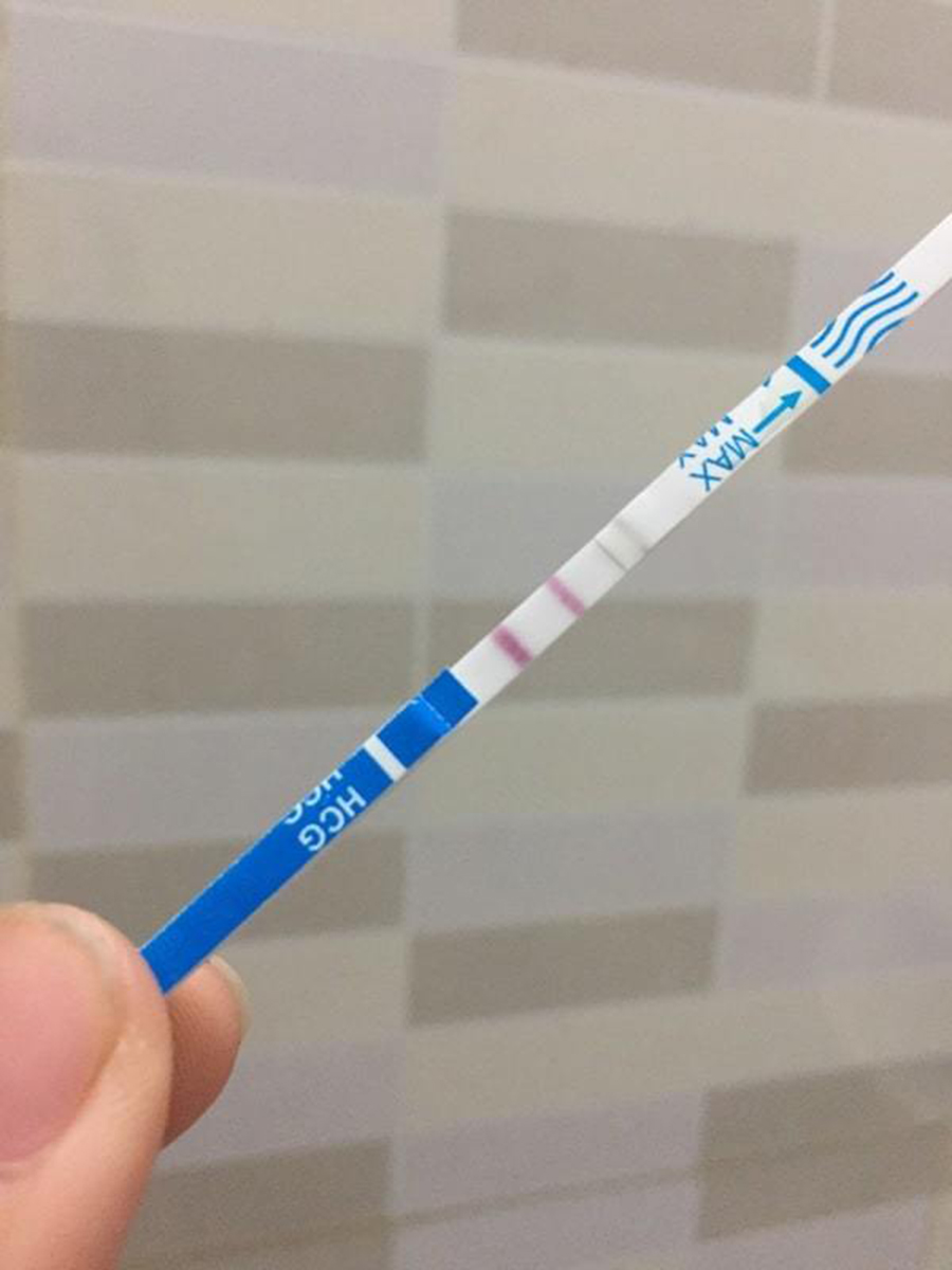 Ảnh đẹp của que thử thai 2 vạch khi tự chụp