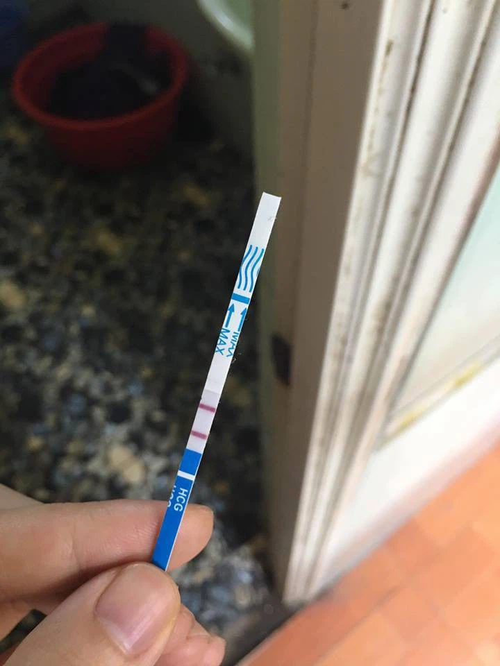 Ảnh đẹp của que thử thai 2 vạch khi tự chụp