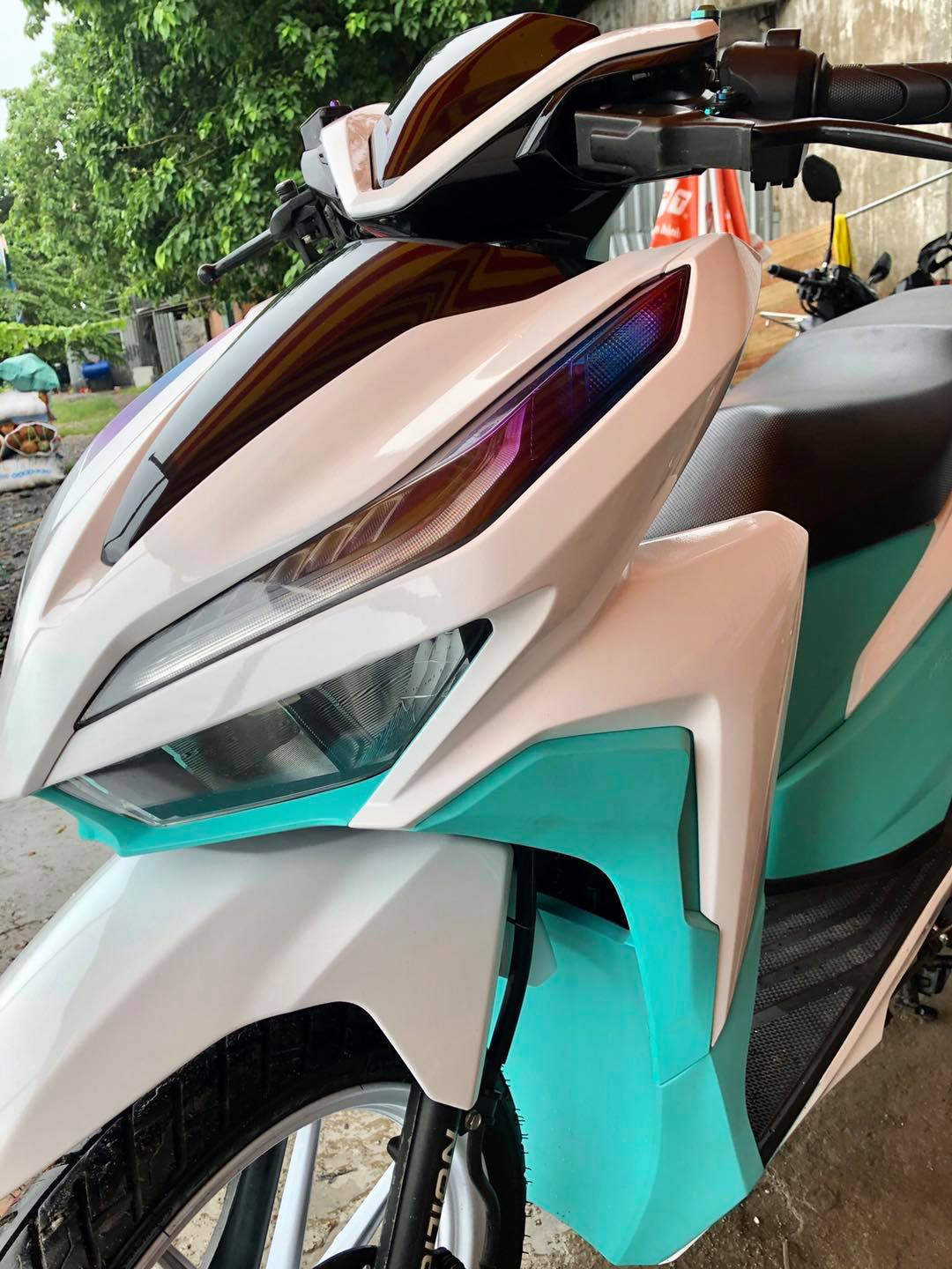 Xe Honda Vario sơn phối trắng xanh: Sự hòa quyện độc đáo
