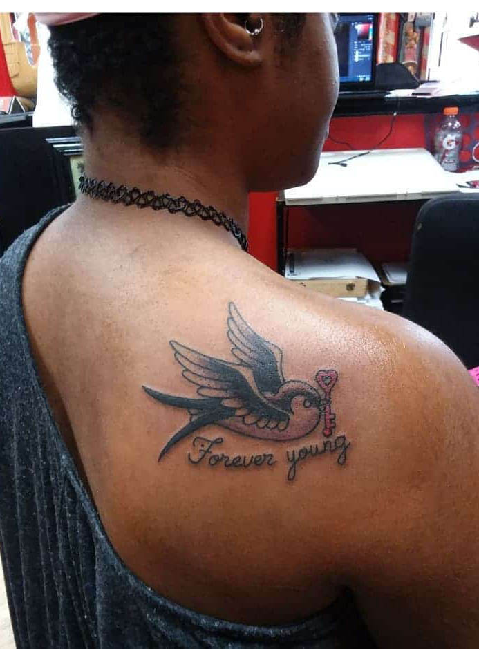 95 hình xăm chim én độc, lạ cho mọi đối tượng - Swallow tattoo | Bird  shoulder tattoos, Bird tattoo wrist, Chest tattoos for women