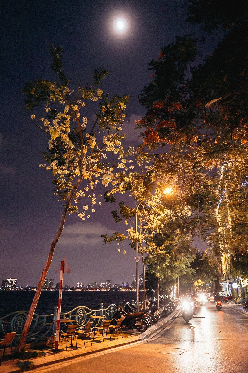 Ảnh tuyệt vời của Hồ Tây trong đêm