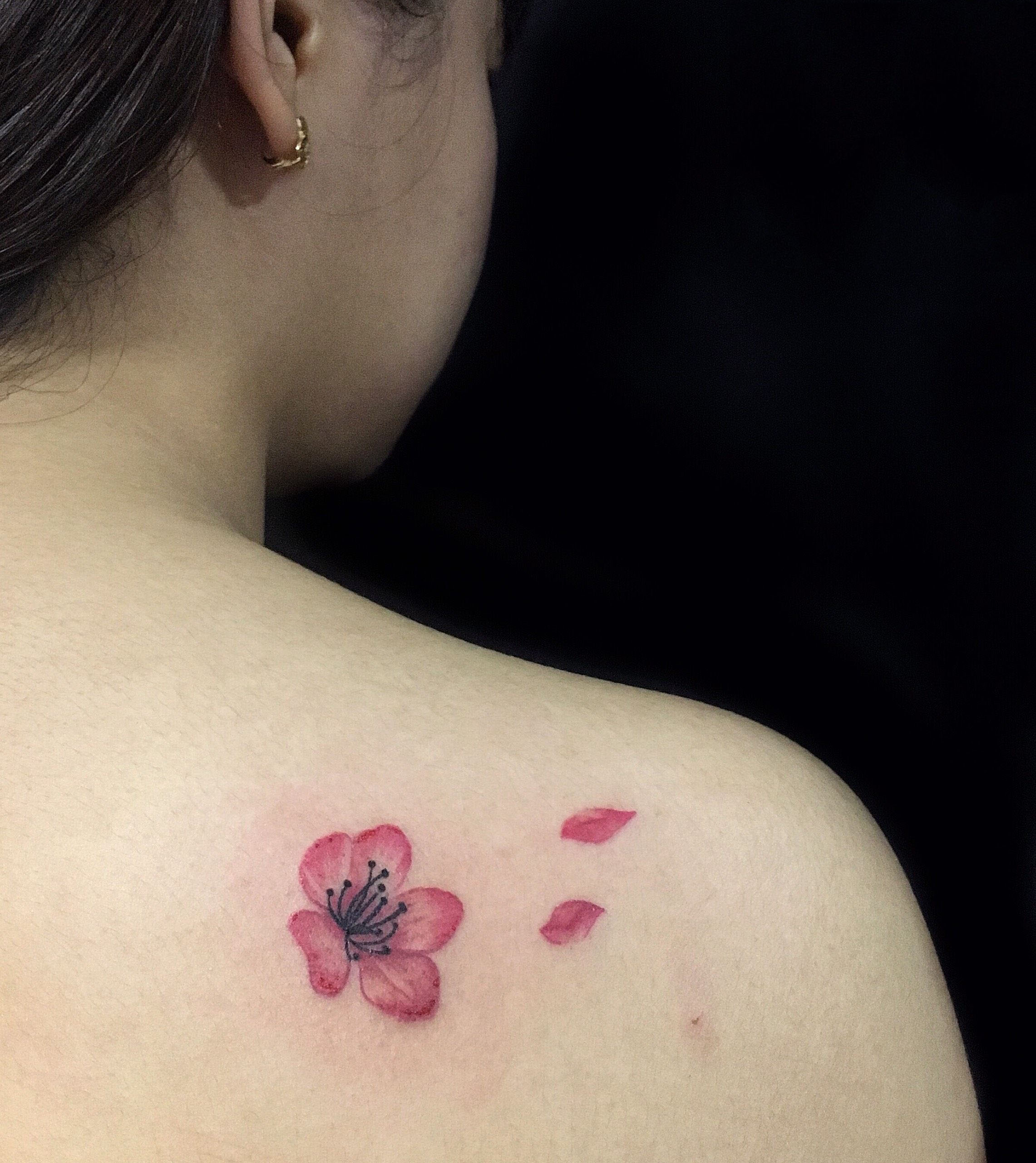 79+hình xăm hoa hồng ở ngực cho Nữ: đẹp, quyến rũ nhất
