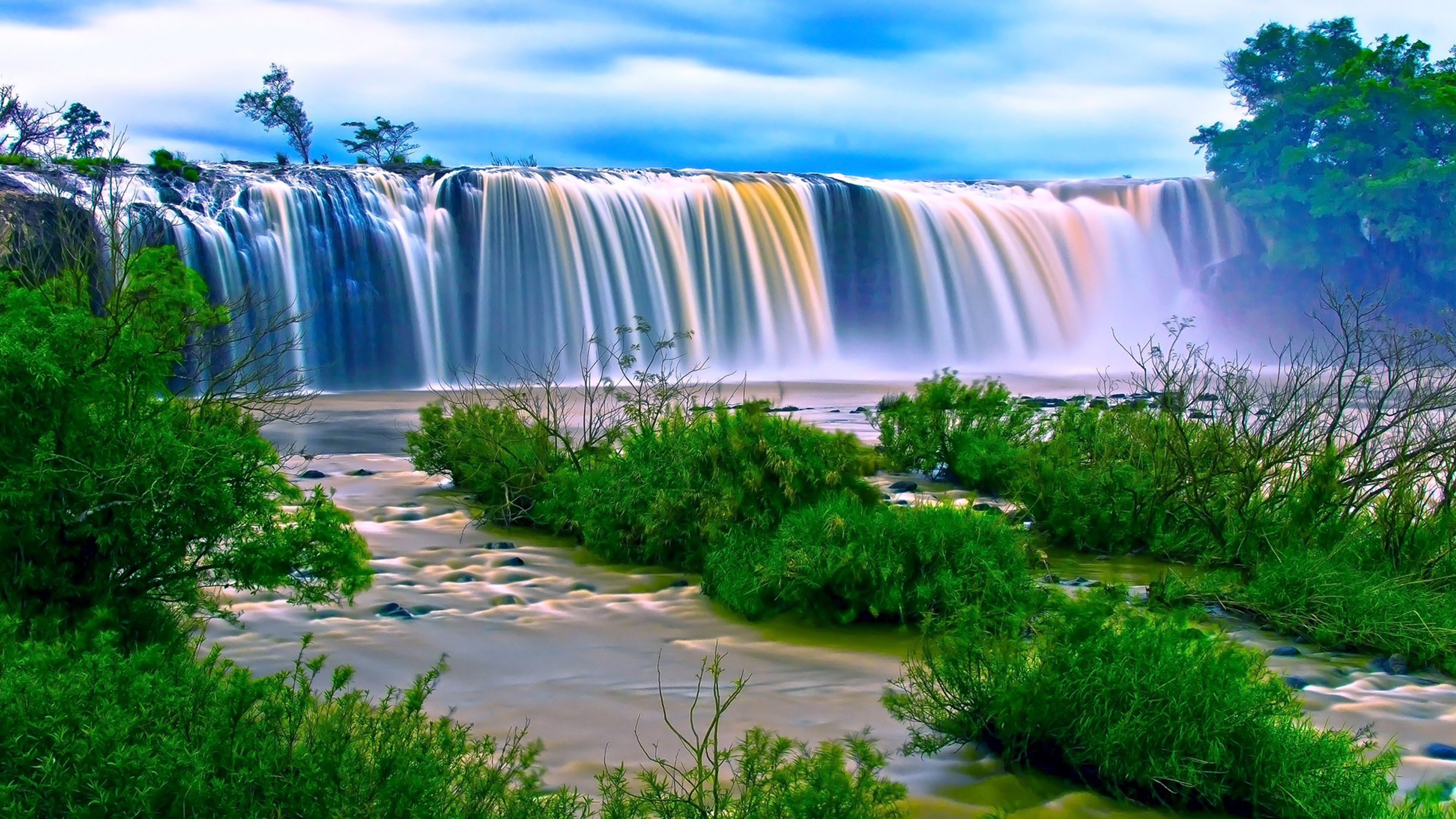 Những thác nước hùng vĩ giữa đại ngàn ở Việt Nam