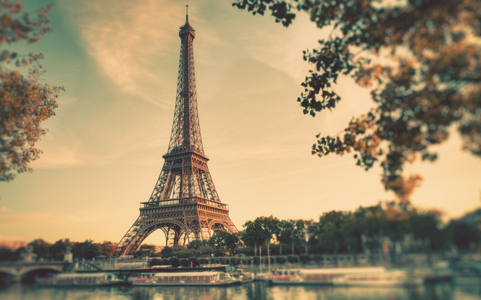 Tháp Eiffel - Biểu tượng của nước Pháp - vietphapaau.com