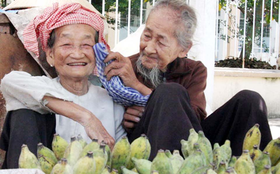 Hình ảnh hạnh phúc của đôi vợ chồng già