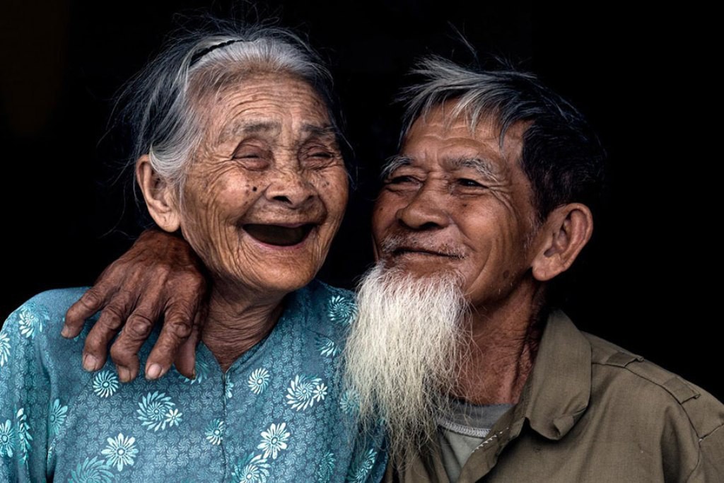 Hình ảnh hạnh phúc của đôi vợ chồng già